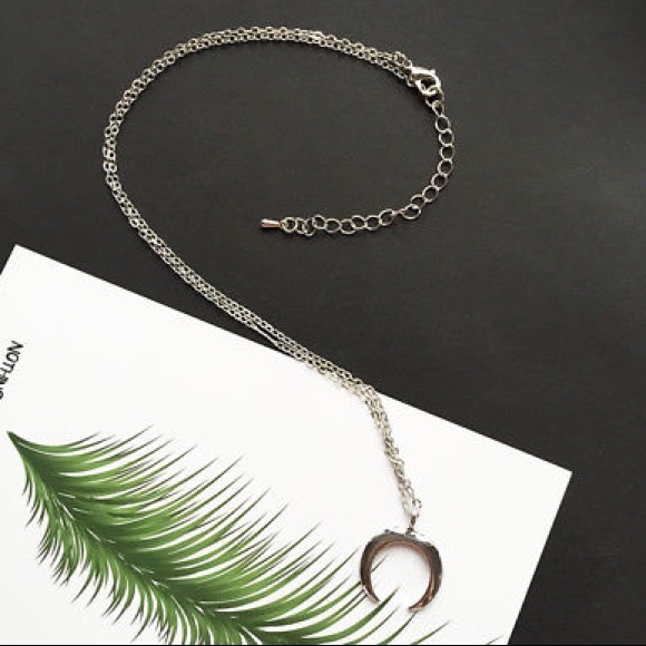 Dainty Horn Moon Necklace (Gold or Silver) - Picture 5 of 6